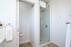 Twin Unit - Sleeps 3 | Bathroom | Shower, free toiletries, hair dryer, towels - Chevron Motel (Taupo)