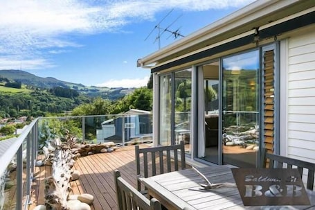 Villa panorámica, 4 habitaciones, vistas al valle, junto a la pista de esquí | Balcón. Baldwin Street BNB