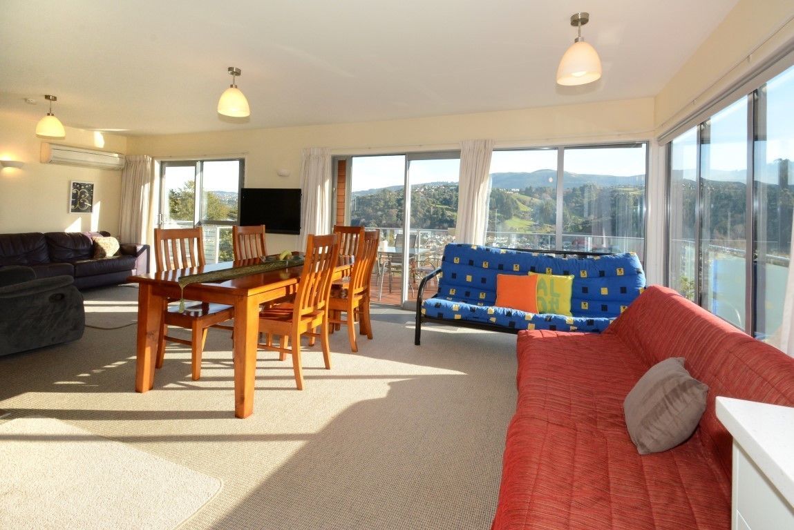 Villa panorámica, 4 habitaciones, vistas al valle, junto a la pista de esquí | Zona de estar | Televisión LCD de 36 pulgadas con canales digitales, una televisión