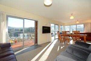 全景别墅, 4 间卧室, 山谷景观, 山坡 | 起居区 | 36-英寸液晶电视 （配备数码频道）、电视