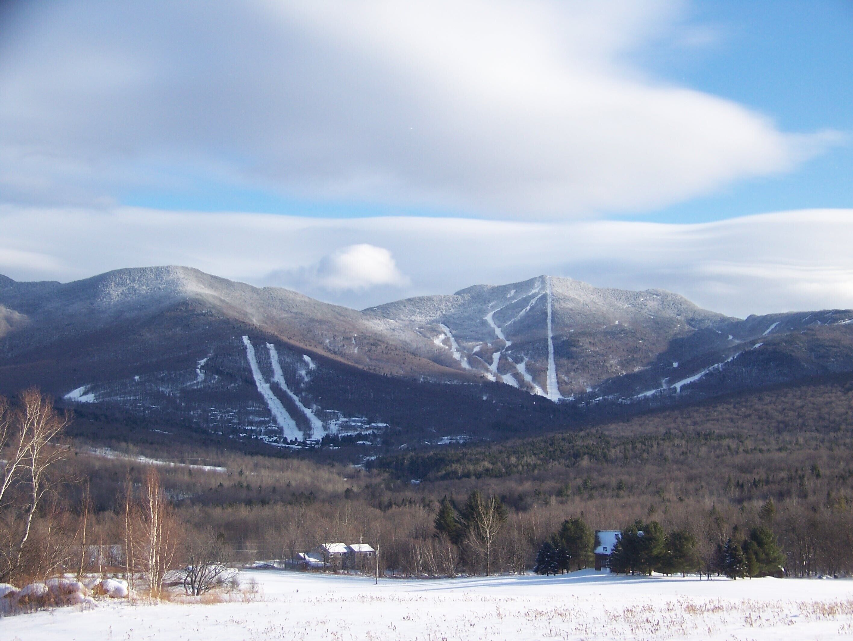 Un paysage de montagne enneigé sous un ciel dégagé.