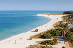 Camastros, sombrillas y toallas de playa 