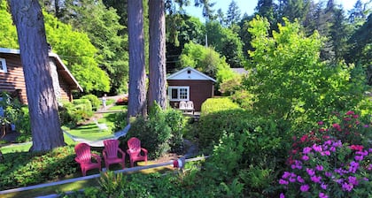 Magical Puget Sound Beachfront Cottage --Panoramic View +Kayaks, Hiking, Birds!