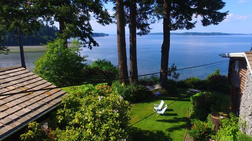 Magical Puget Sound Beachfront Cottage --Panoramic View +Kayaks, Hiking, Birds! 