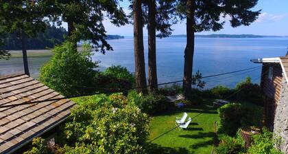 Magical Puget Sound Beachfront Cottage --Panoramic View +Kayaks, Hiking, Birds!