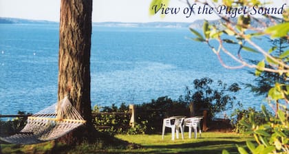Magical Puget Sound Beachfront Cottage --Panoramic View +Kayaks, Hiking, Birds!