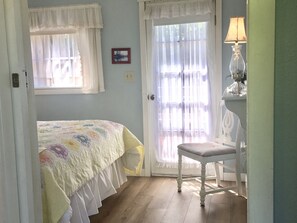 1 bedroom, desk, iron/ironing board, free WiFi - Magical Puget Sound Beachfront Cottage --Panoramic View +Kayaks, Hiking, Birds! (Olympia)