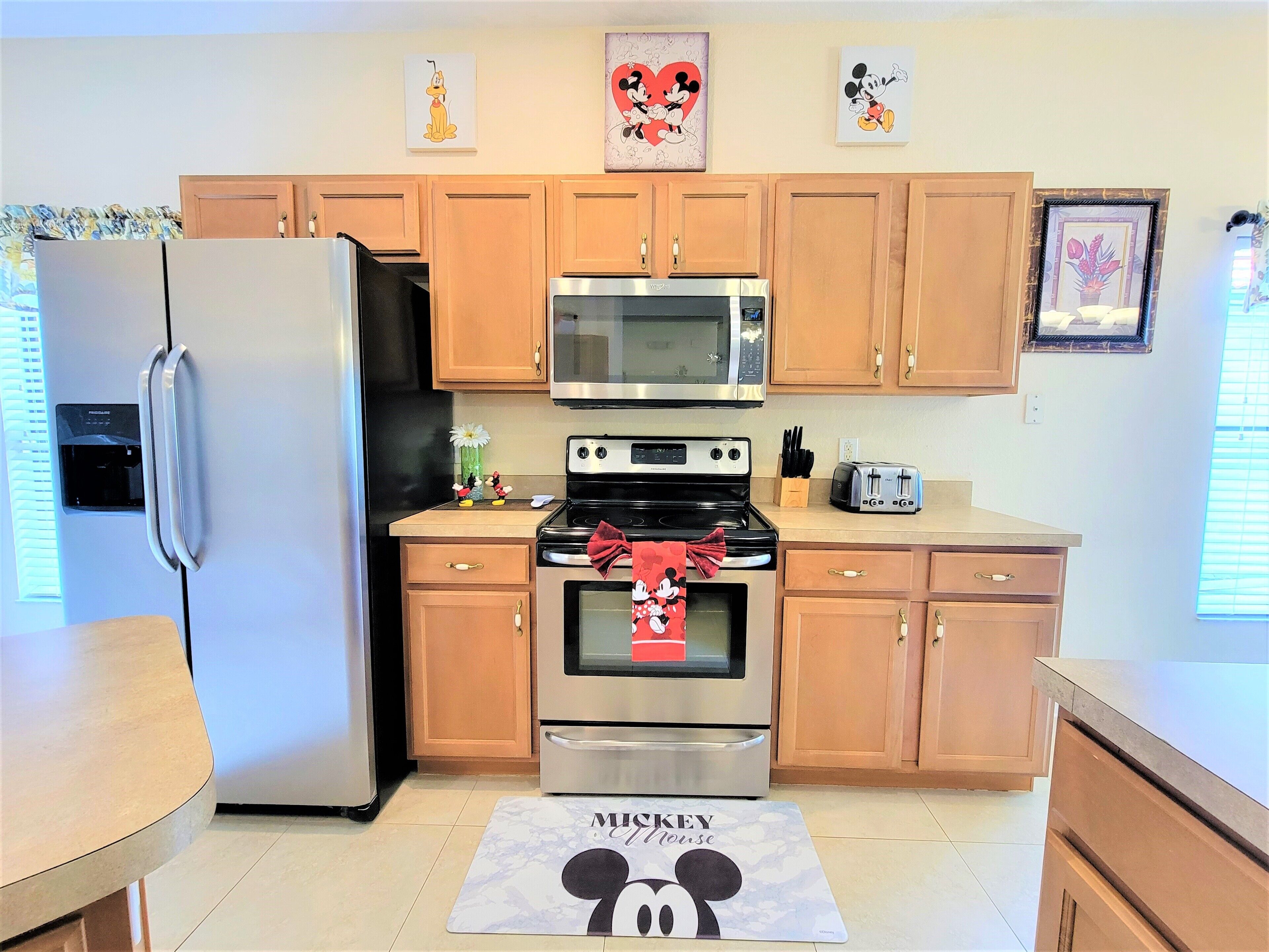 CLEAN VILLA WITH PRIVATE POOL!! 8 MILES TO DISNEY!!