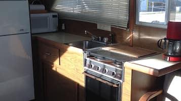 冷蔵庫、電子レンジ、オーブン、コーヒー / ティーメーカー