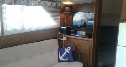 Loma et unohda, pysy 35 jalka veneessä!