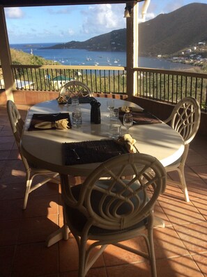 Outdoor dining - Great Coral Bay View! solar power and central to beaches and hiking (St John)
