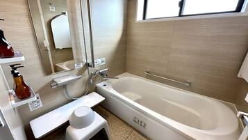 Tripla Superior, non fumatori (Ground Floor) | Bagno | Set di cortesia gratuito, asciugacapelli, pantofole, bidet