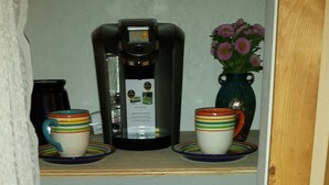 Une petite cuisine équipée d’un four à micro-ondes et d’un mini-réfrigérateur.