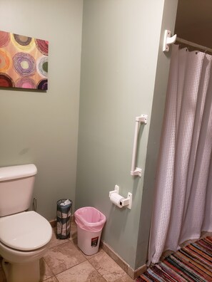 Badekar, hårføner, håndklær og såpe