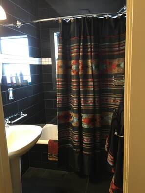 Combined shower/bathtub, hair dryer, heated floors, towels