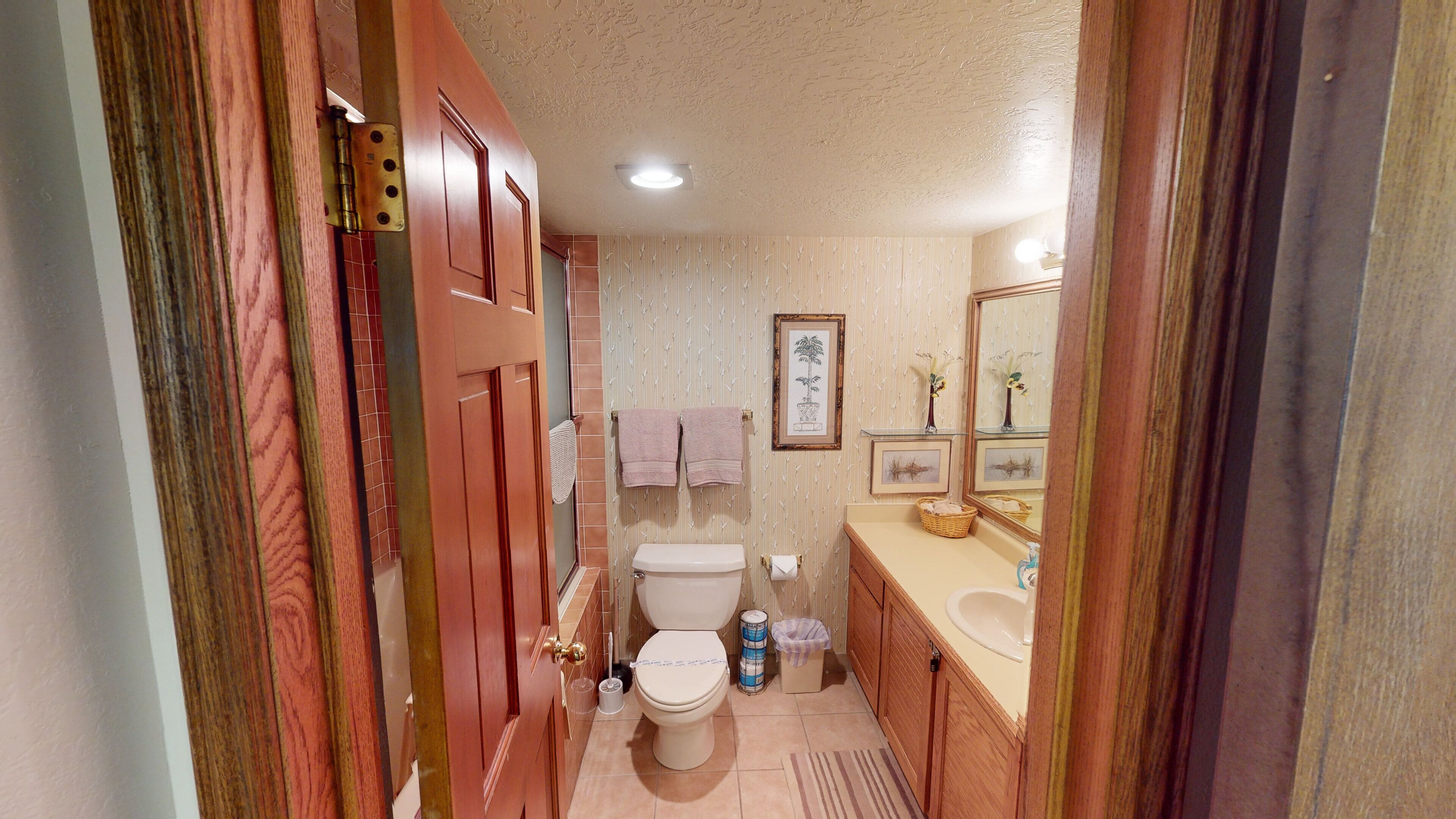 Une petite salle de bain comprenant des toilettes, un lavabo et un miroir.