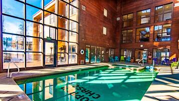 Una piscina cubierta, una piscina climatizada