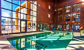 Una piscina cubierta, una piscina climatizada