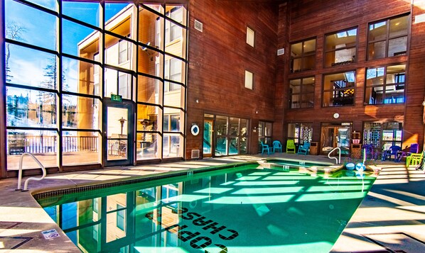 Alberca techada y alberca climatizada