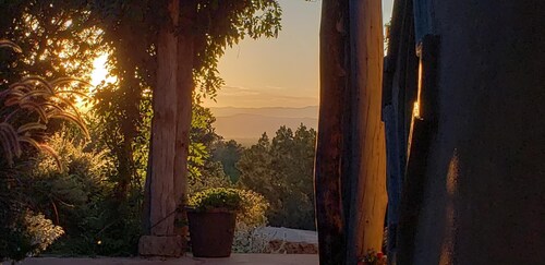 Peaceful Eastside Retreat Near Museum Hill & Plaza, Panoramic Mountain Views