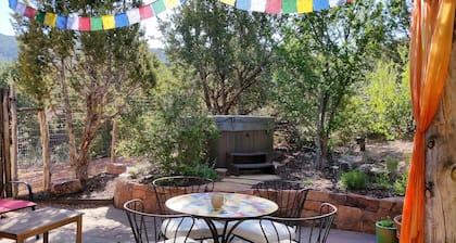 Romanttinen Eastside Retreat lähellä Museum Hill ja Plaza, panoraamanäkymät vuorille