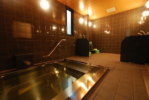 Un bagno moderno con una vasca da bagno ampia, una zona doccia e un WC.