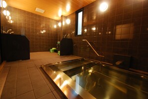 Bañera y ducha independientes, secador de pelo, pantuflas, toallas