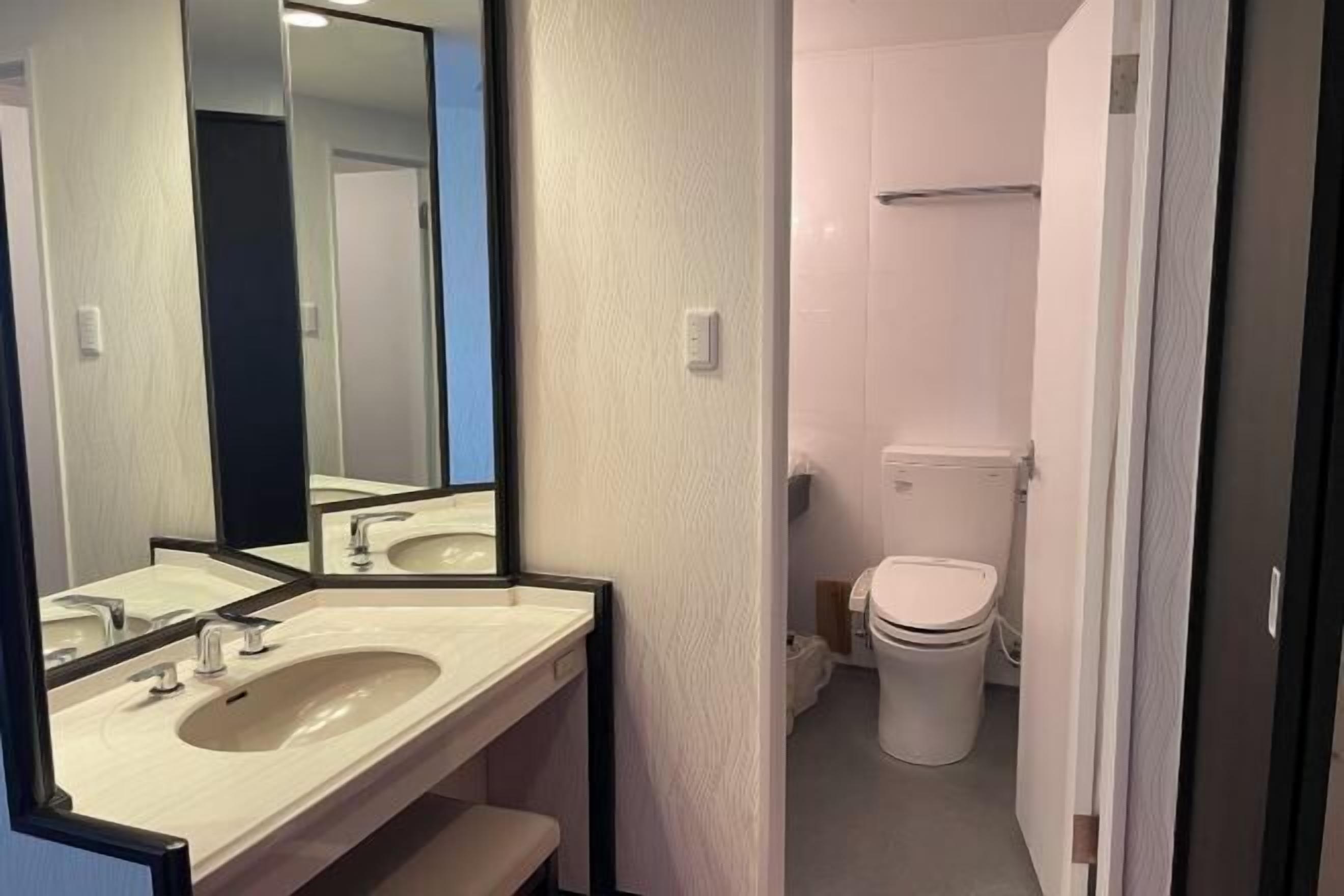Ensemble douche/baignoire, articles de toilette gratuits, sèche-cheveux