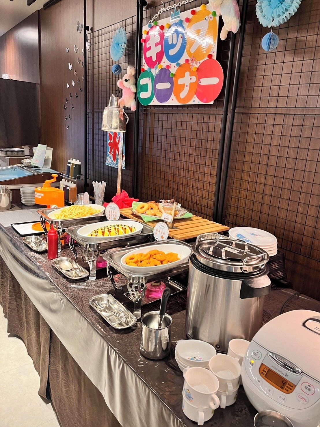 Una mesa de buffet con diferentes alimentos y utensilios de servicio.