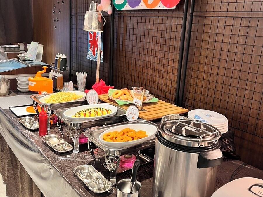 Ein reichhaltiges Buffet mit verschiedenen Speisen und Geschirr.