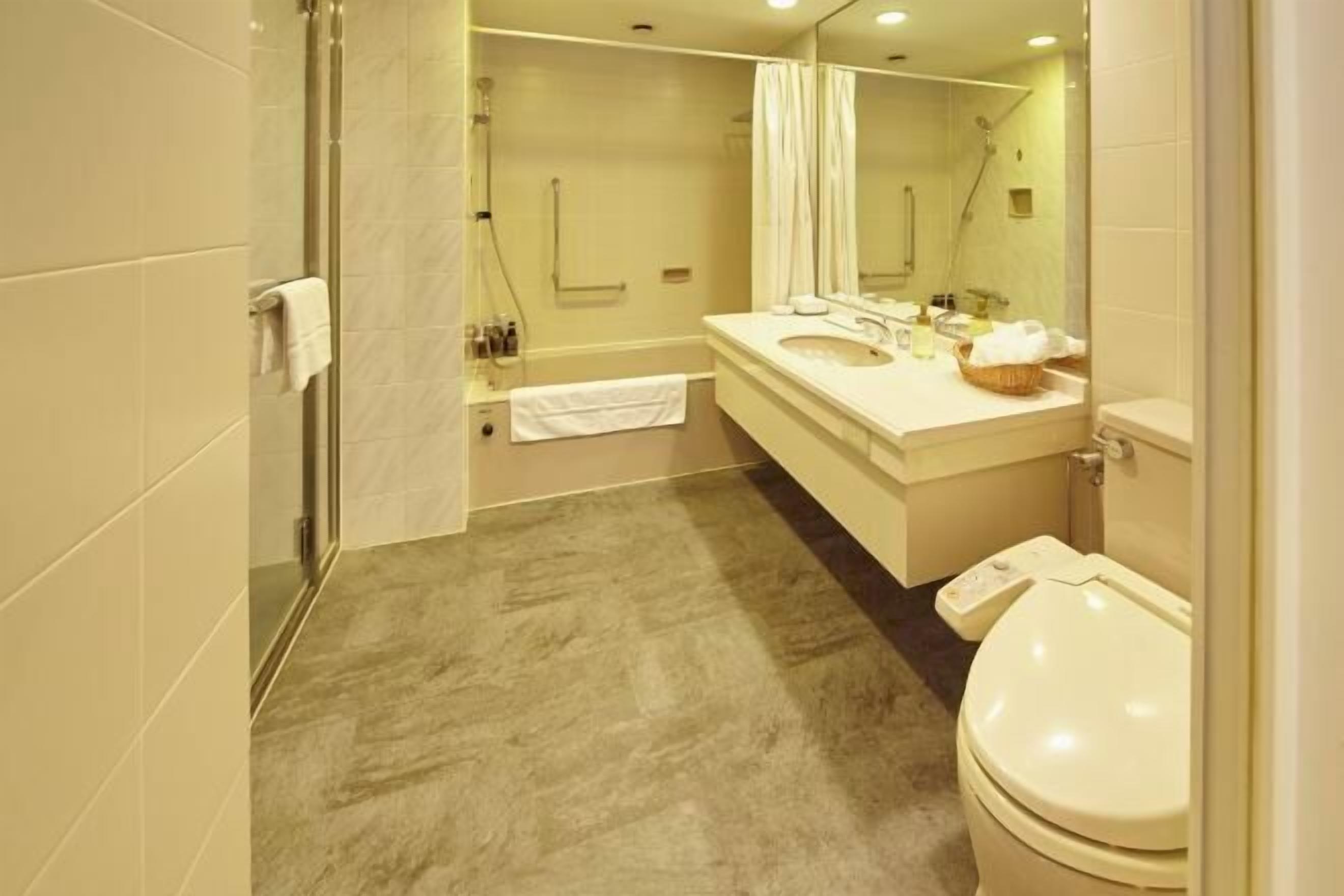 Salle de bain | Ensemble douche/baignoire, articles de toilette gratuits, sèche-cheveux