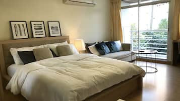 Room 305 | Living room | 32-inch flat-screen TV with cable channels, TV