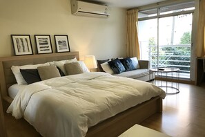 Room 305 | Sala de estar | TV de tela plana 32 polegadas com canais a cabo, TV