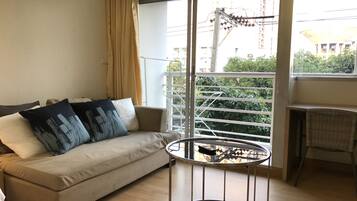Room 305 | Living room | 32-inch flat-screen TV with cable channels, TV
