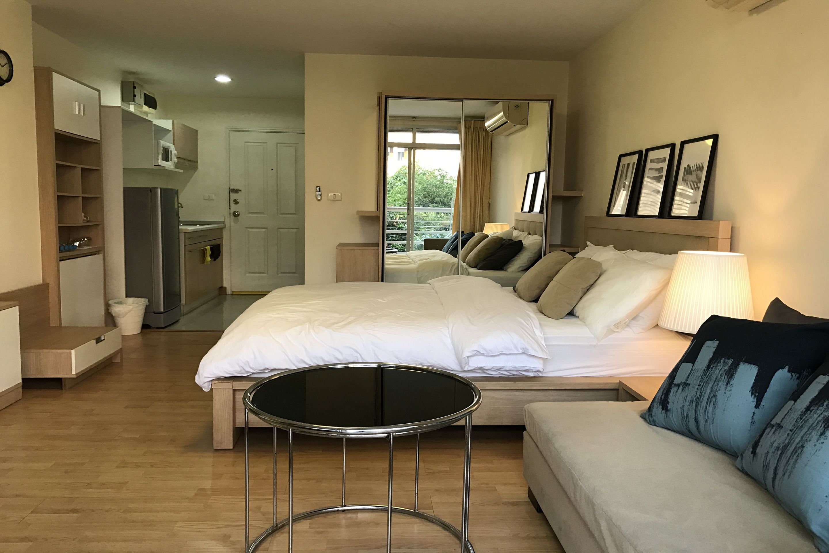 Room 305 | Sala de estar | TV de tela plana 32 polegadas com canais a cabo, TV