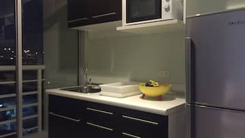 Room 602 | Private kitchen | Fridge, microwave, electric kettle, cookware/dishes/utensils