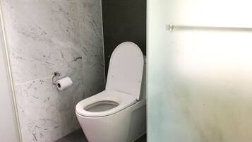 1-Bedroom Direct Pool Access | Bathroom | Free toiletries, hair dryer, towels, soap