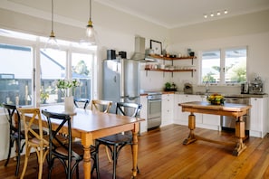 Fridge, microwave, oven, stovetop - Villa Victoria (Cambridge)