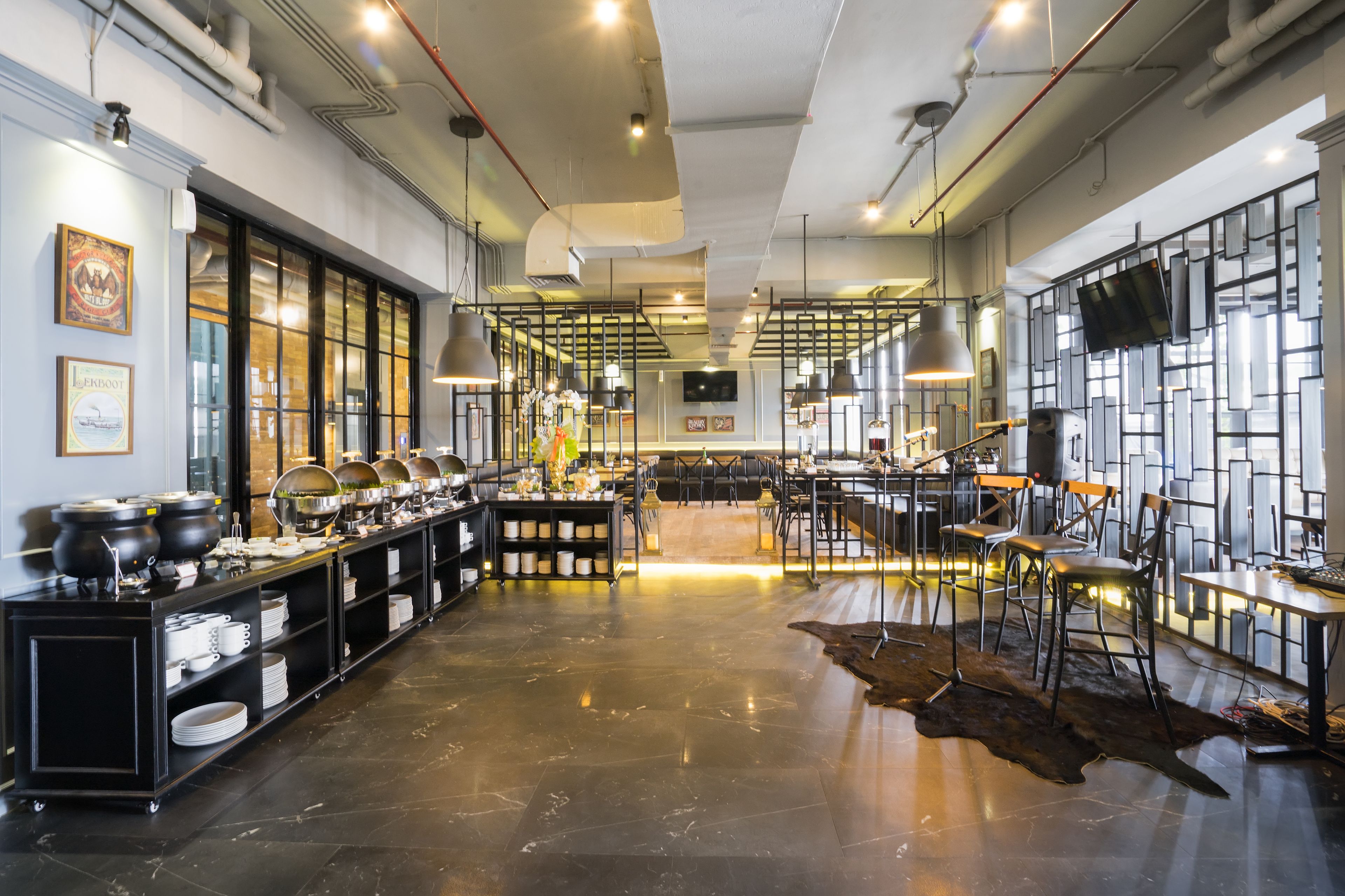 Breakfast, lunch, dinner served; international cuisine 