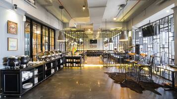 Breakfast, lunch, dinner served; international cuisine