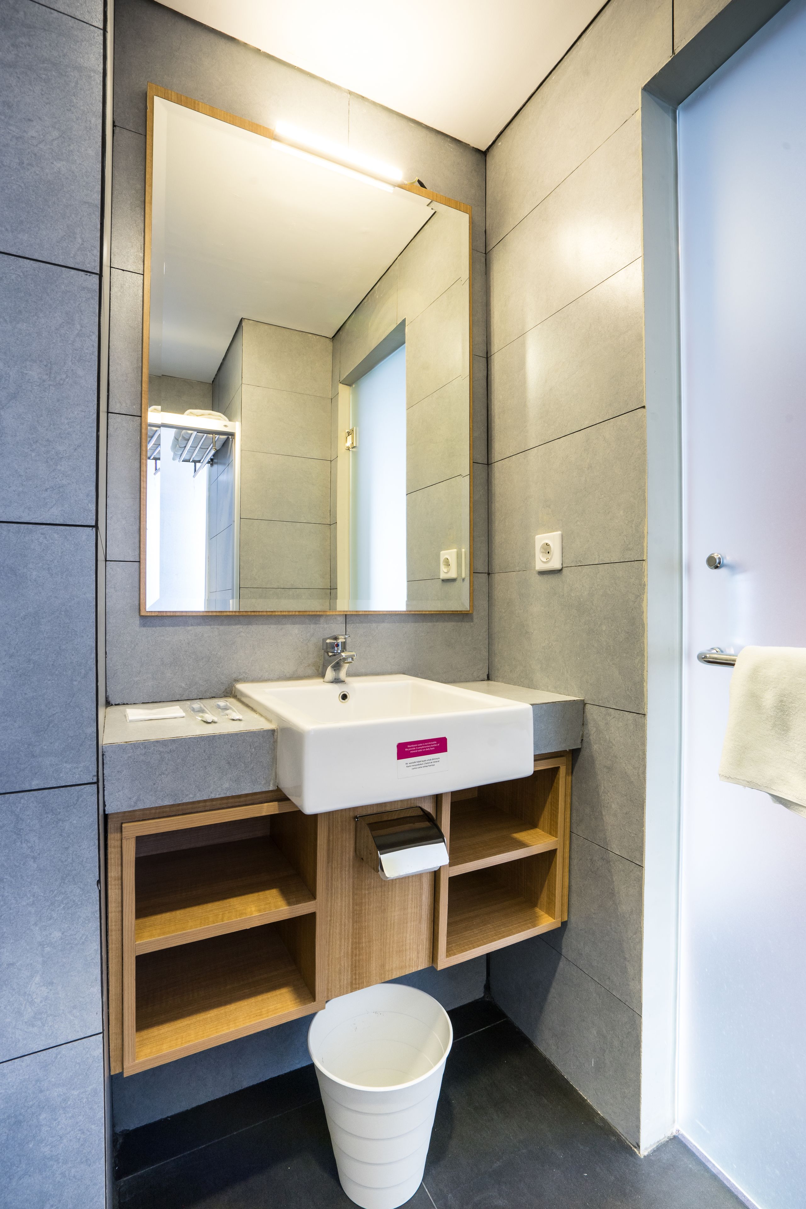 Ducha, artículos de higiene personal gratuitos, zapatillas y toallas