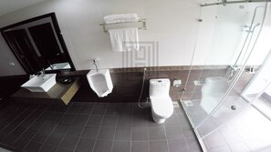 Shower, free toiletries, hair dryer, slippers - Golden Gem Tuan Chau Hotel (Ha Long)