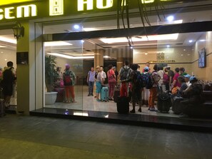 Property entrance - Golden Gem Tuan Chau Hotel (Ha Long)