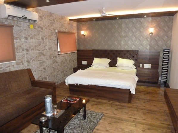 Suite | Seprai premium, busa memori, brankas, dan meja kerja