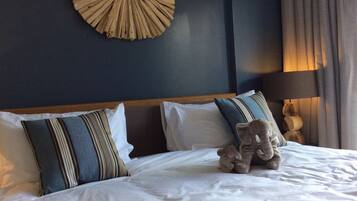 2 bedrooms, in-room safe, individually furnished, desk