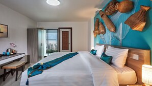 Una habitación de hotel con una cama, un escritorio y vista a la ciudad a través de un ventanal grande.