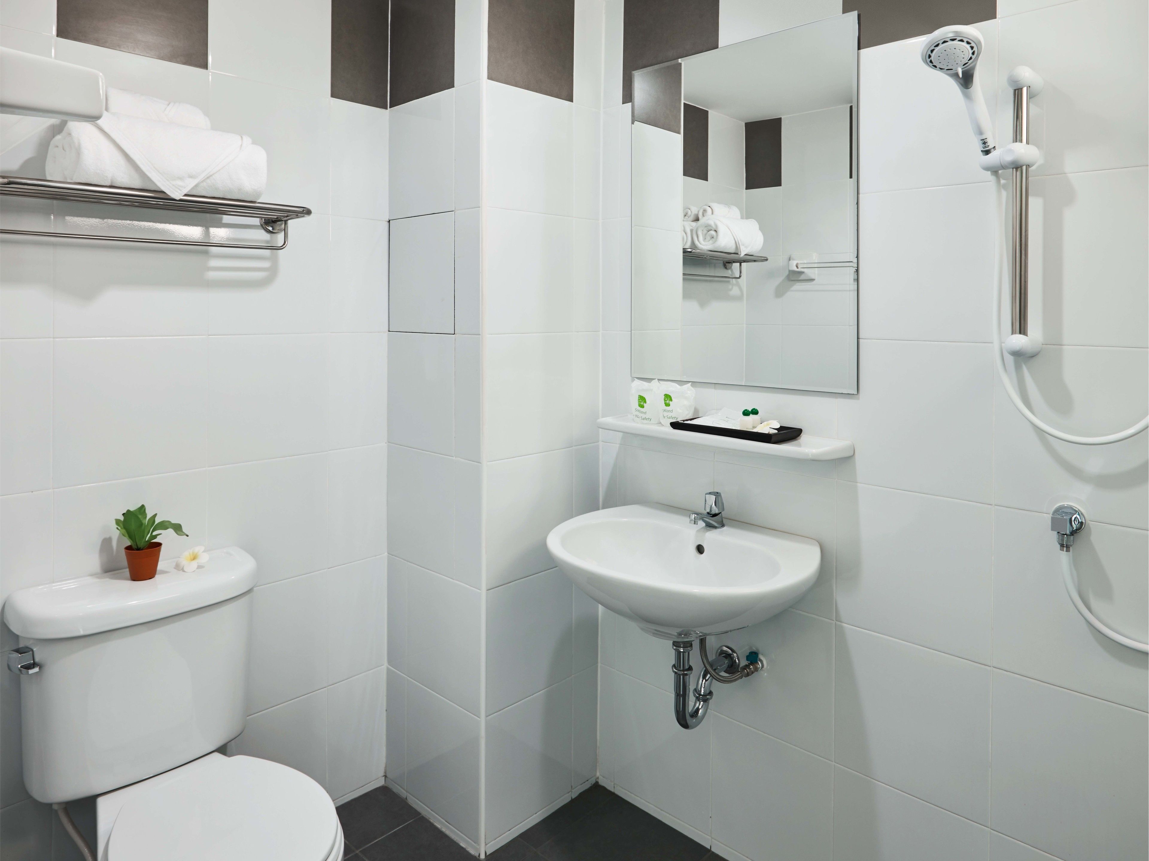 deluxe room, 2 single beds | bathroom | shower, free toiletries, hair dryer, slippers