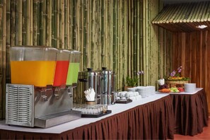 Café da manhã com buffet todos os dias mediante uma taxa