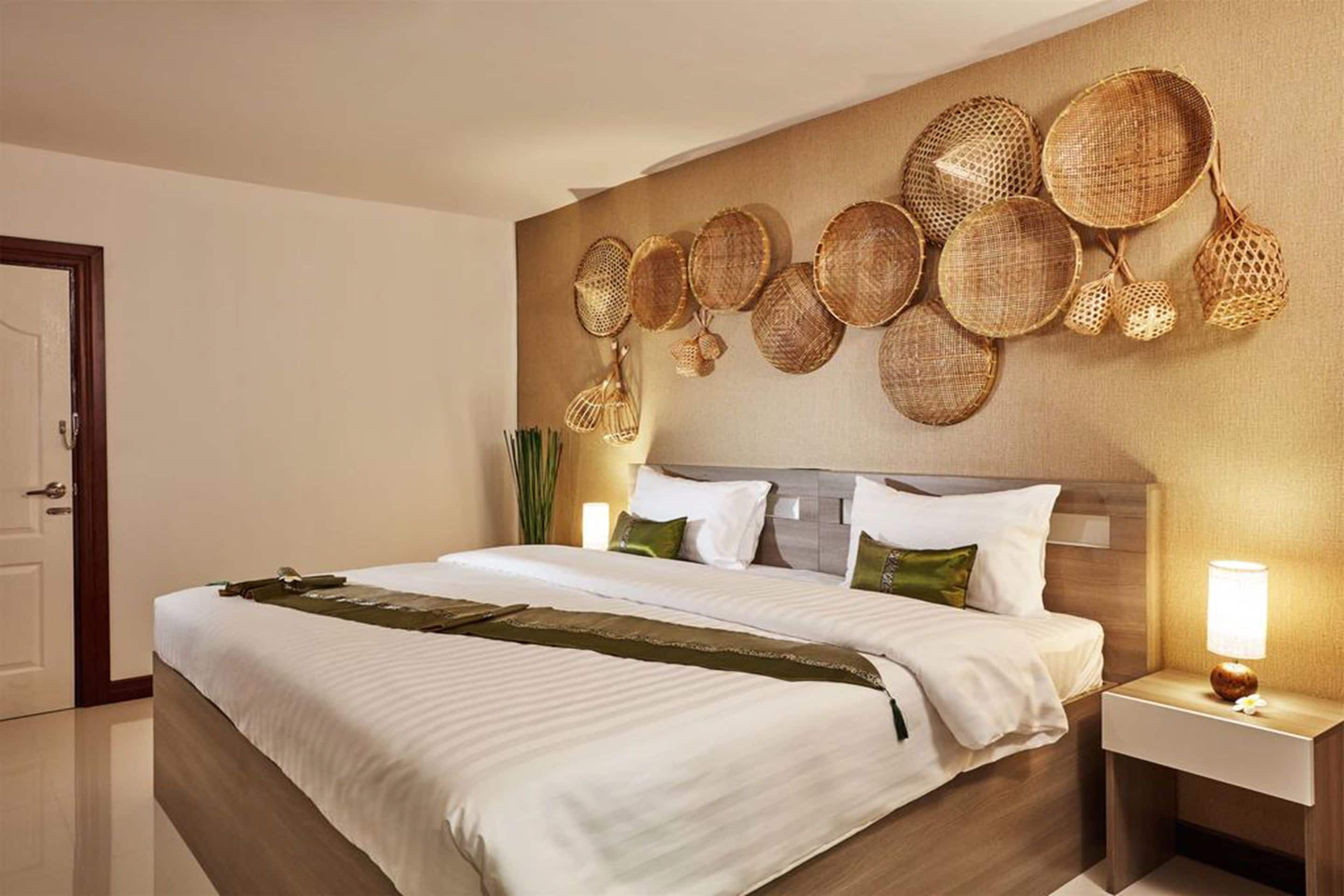 deluxe room, 1 king bed | in-room safe, soundproofing, rollaway beds, free wifi