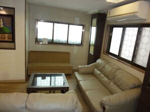 Lobby sitting area - Hotel Orient Palace (Mumbai)